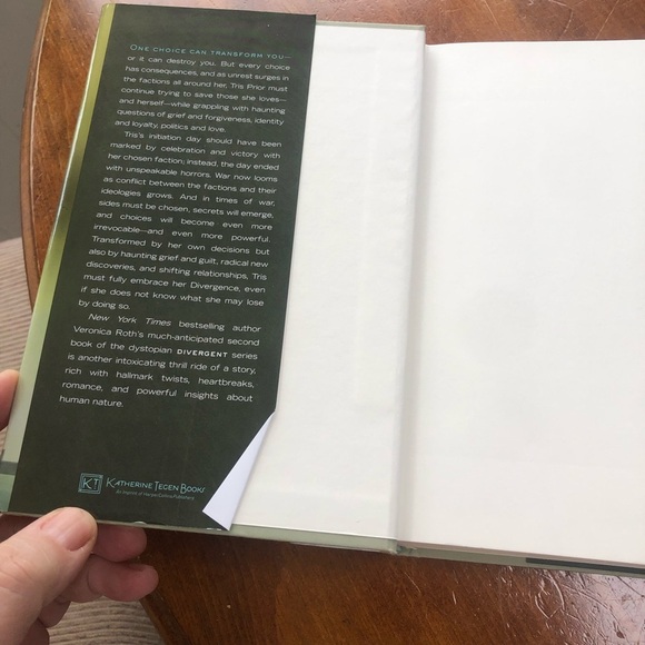 Divergent Series - Insurgent by Veronica Roth book is like new - Picture 2 of 7